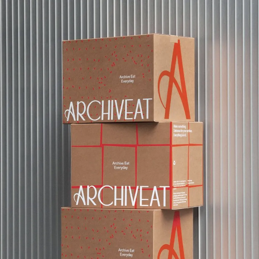 Baskılı e-ticaret karton kutular üretim bandında istiflenmiş – Farklı koli çeşitleri tek sayfada karşılaştırmalı olarak gösteriliyor – E-ticaret kargo kutusu içinde taşınan kırılabilir ürün örneği – Pelur ve sticker ile hazırlanmış e ticaret paketleme detayları