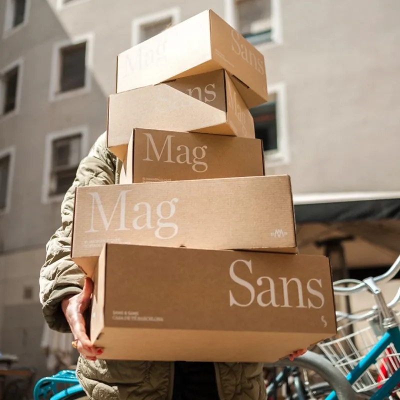 Logolu kutu örneği – premium e-ticaret ambalajı, marka logosu baskılı kraft kutu