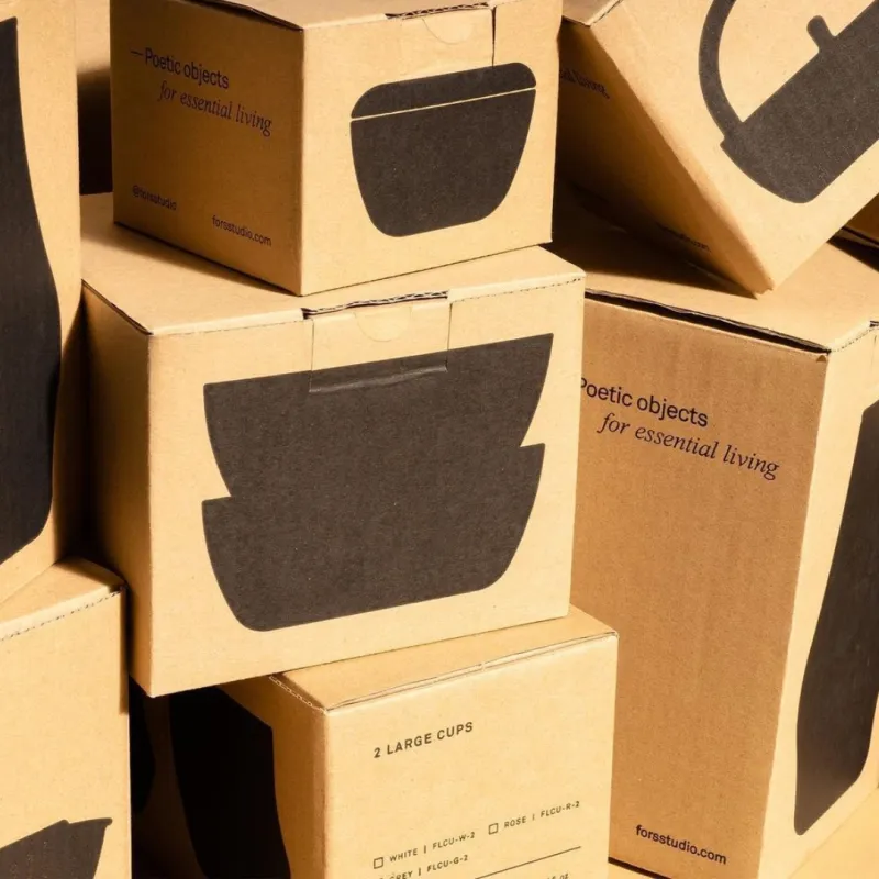 Toptan koli stoğu – depo içinde istiflenmiş karton kutuların toptan ambalaj görünümü