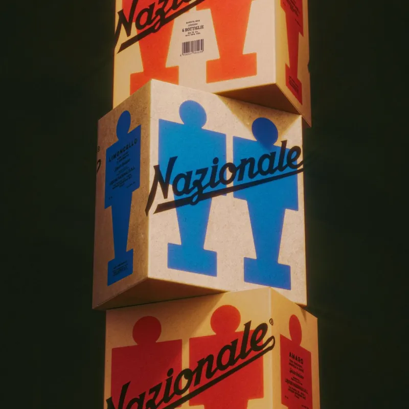 Koli sipariş süreci için hazırlanmış farklı boyutlarda karton kutuların depo görüntüsü